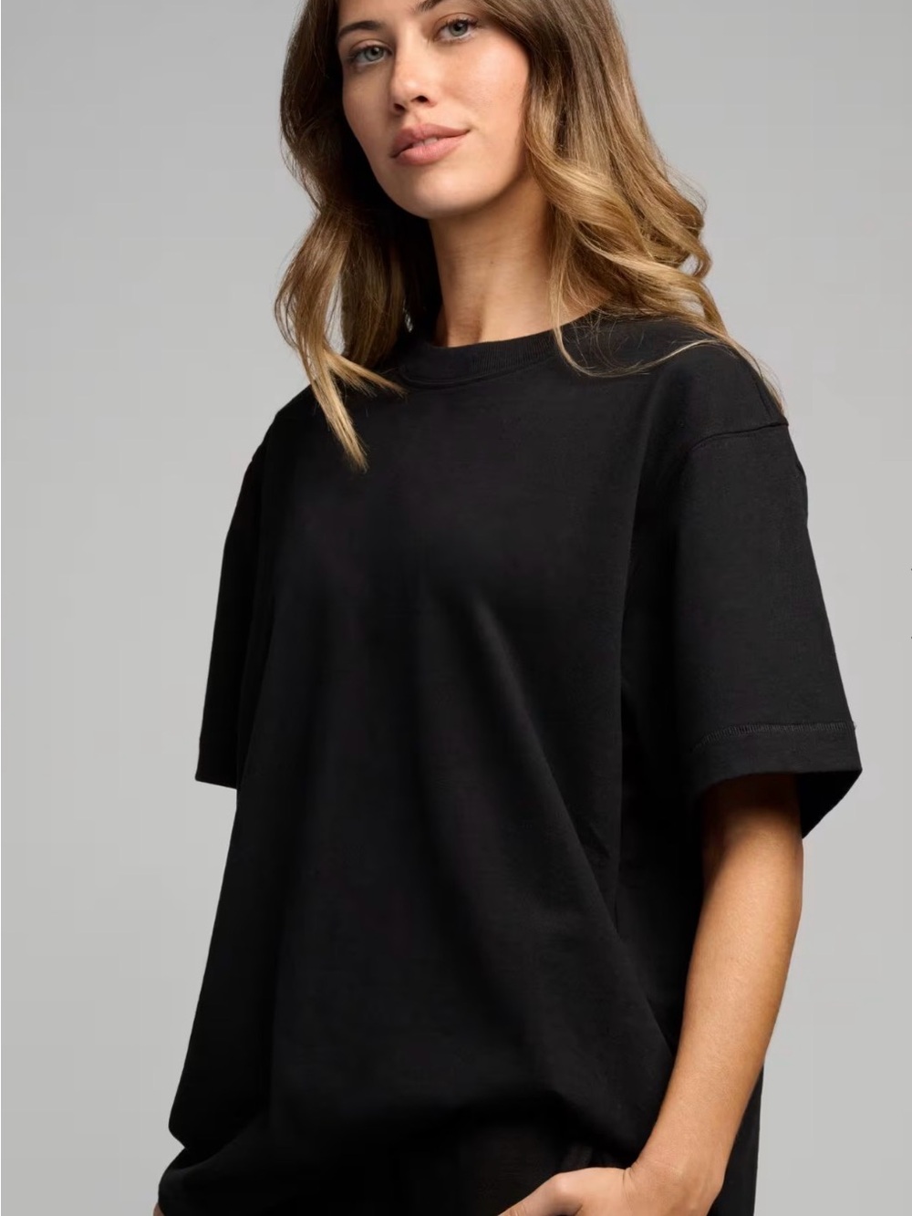Comfrt Women’s Basic Heavyweight Boxy Tee in Obsidian. Size Small